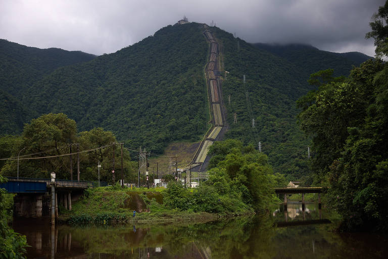 Tubulação que leva água da represa Billings para a Estação de Tratamento de Água ETA3 da Sabesp em Cubatão, unidade que atende  Santos e São Vicente e que pode enviar água para outras oito cidades da Baixada Santista, com exceção de Bertioga