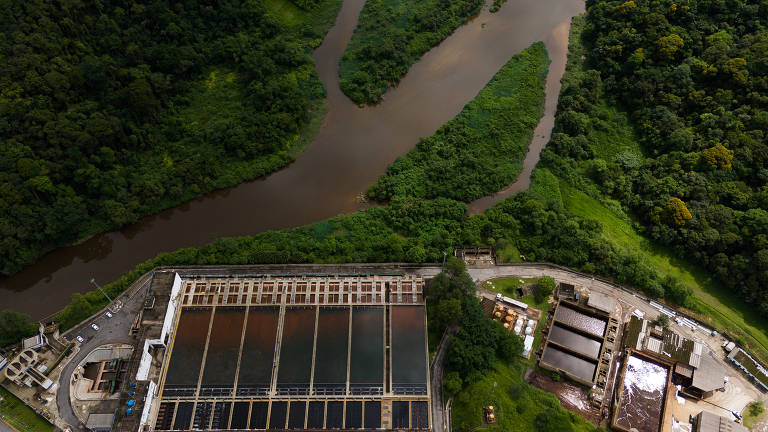 Vista aérea da estação permite ver, à esquerda, o ponto de captação no Rio Cubatão