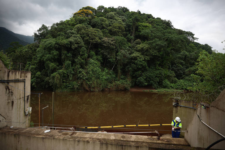 Ponto de captação de água no Rio Cubatão, na Estação de Tratamento de Água de Cubatão, que já conta com uma barreira flutuante contra eventuais resíduos de acidentes ou das indústrias e também grades que retêm folhas, galhos outros detritos