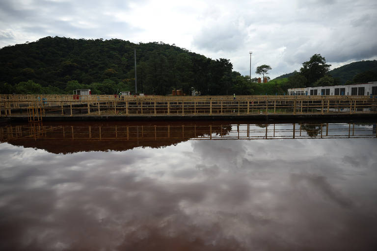 Tanque de decantação permite ver flocos de sujeira agrupados e que vão se depositando lentamente no fundo, sendo separados da água, antes da etapa de filtragem