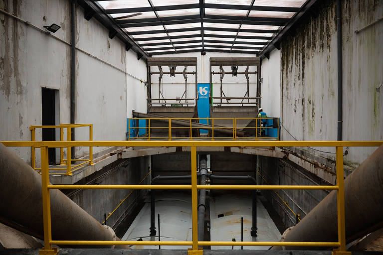 Detalhe das duas peneiras da estação de pré-condicionamento de esgoto de Santos, que filtram detritos junto com grades; Entre o lixo filtrado estão pequenas sacolas de lixo, gordura, tampas de plástico e restos de comida, além de apetrechos usados no consumo de drogas