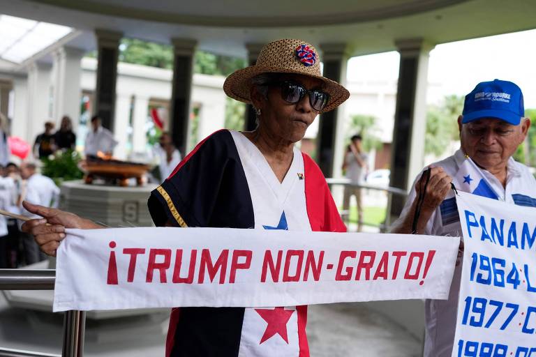 Manifestante do Panamá segura cartaz escrito quot;Trump non-gratoquot; em ato após ameaças do americano de anexar Canal do Panamá