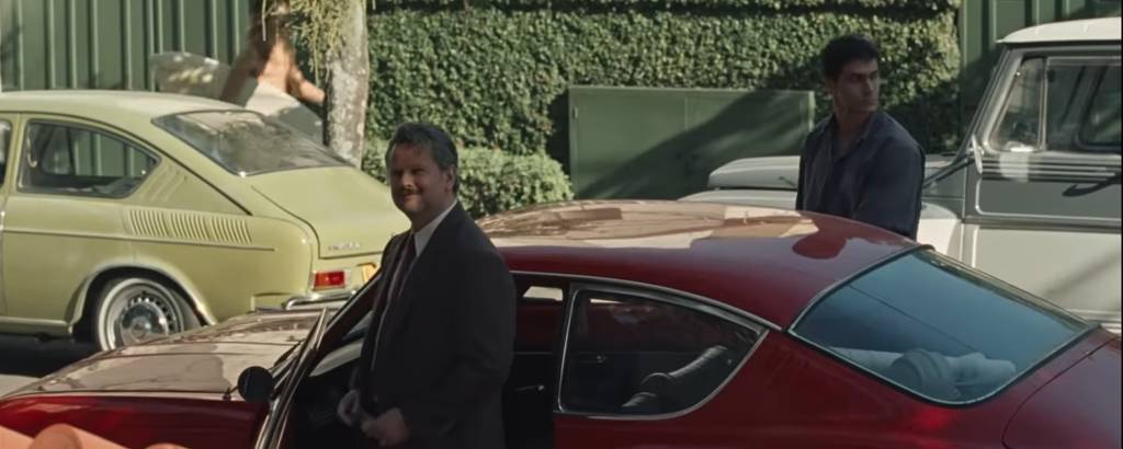 Cena do filme 'Ainda Estou Aqui' mostra partes de um Volkswagen TL verde e do Opel Kadett vermelho idêntico ao usado pela família do ex-deputado Rubens Paiva, interpretado por Selton Mello; ao fundo, há um jipe Rural Willys com pintura bicolor