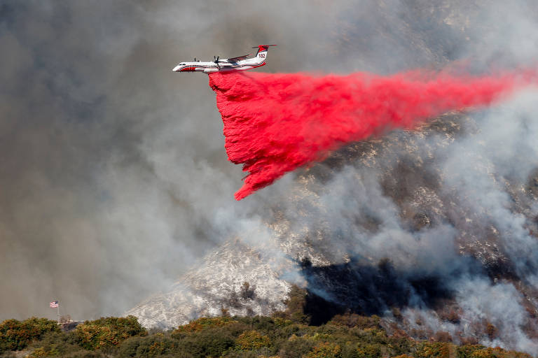 Los Angeles vive cenário caótico com incêndio descontrolado avançando sobre a cidade 