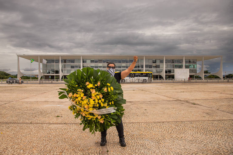 Coletivo Criança Não É Mãe enviou coroas de flores fúnebres aos ministérios que votaram contra a resolução do Conanda sobre aborto legal em crianças e adolescentes