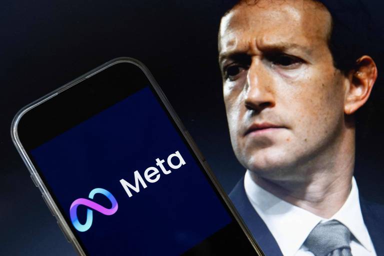 A imagem mostra um smartphone com o logotipo da Meta em destaque. Ao fundo， há uma figura masculina com expressão séria， vestindo um terno. O logotipo da Meta é composto por um símbolo que se assemelha a um infinito， em cores azul e roxa.