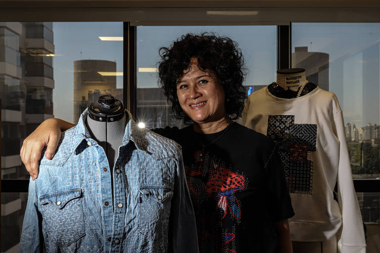 Marta Matui, 60, ex-diretora de arte de publicidade, atualmente realiza trabalhos manuais, como crochê e bordados, para desenvolver a técnica de reparo de roupas visível. A blusa jeans (à esquerda) e a blusa branca (à direita), foram feitas por Marta através do bordado japonês sashiko