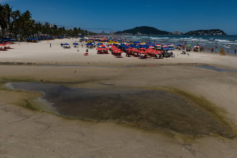 Banhistas na praia da Enseada， em Guarujá， em ponto considerado impróprio para banho segundo boletim da Cetesb