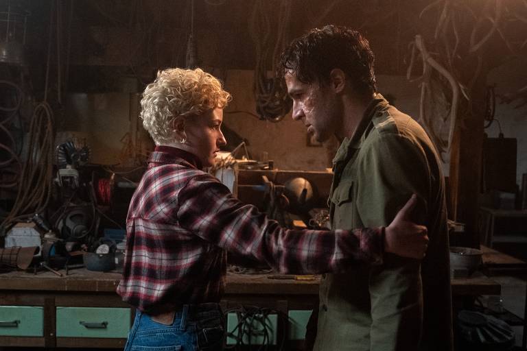 Julia Garner e Christopher Abbott em cena do filme 039;Lobisomem039;， dirigido por Leigh Whannell