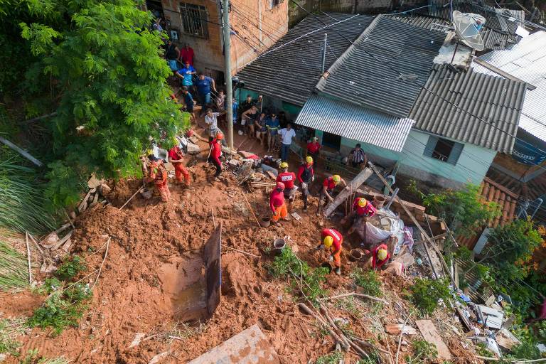 Imagem aérea mostra equipes de resgate atuando em desabamento no bairro de Bethânia， em Ipatinga