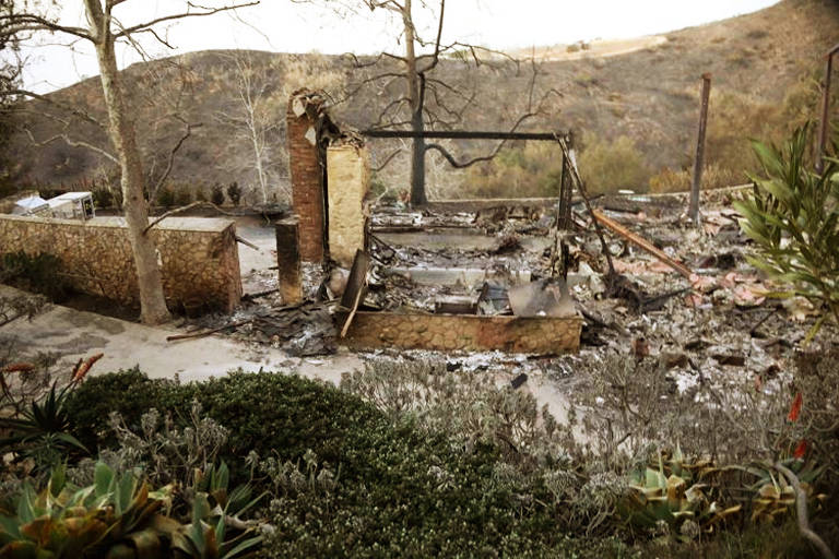 Ruínas de um casarão após um incêndio