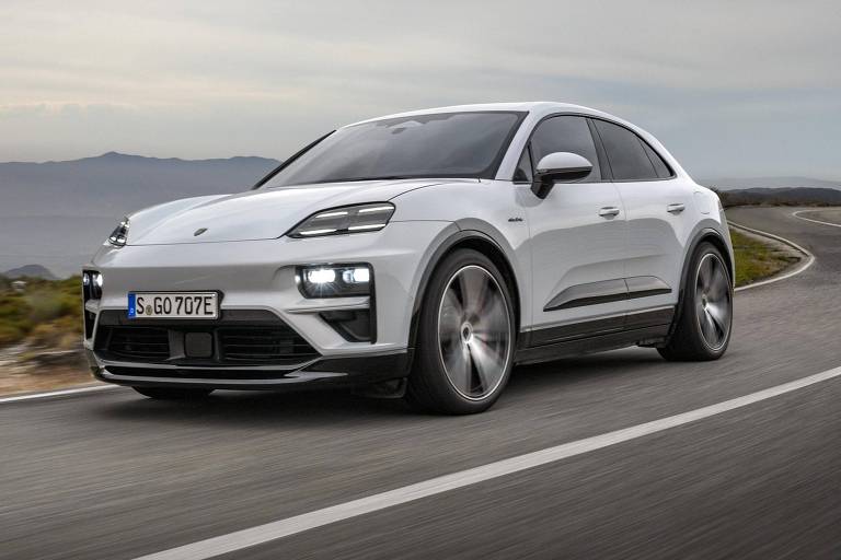 Versão Turbo do Porsche Macan 2025 100% elétrico em movimento em estrada montanhosa