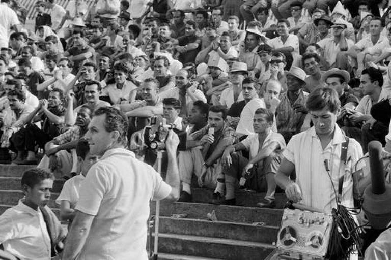 Estádio do Pacaembu: na juventude, Farkas se dedicou o estádio e o bairro