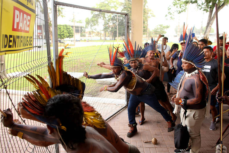 Indígenas durante protesto na Secretaria de Educação do Pará nesta terça (14)
