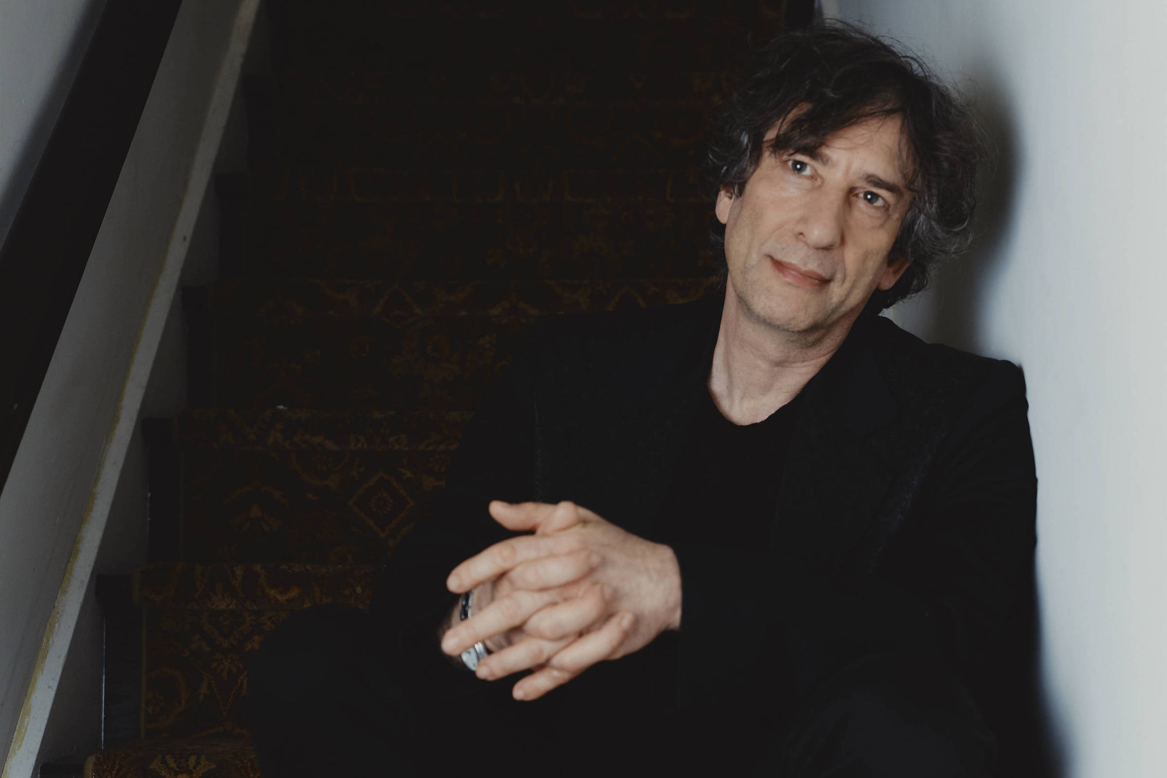 Neil Gaiman responde a acusações e diz que nunca fez sexo sem consentimento