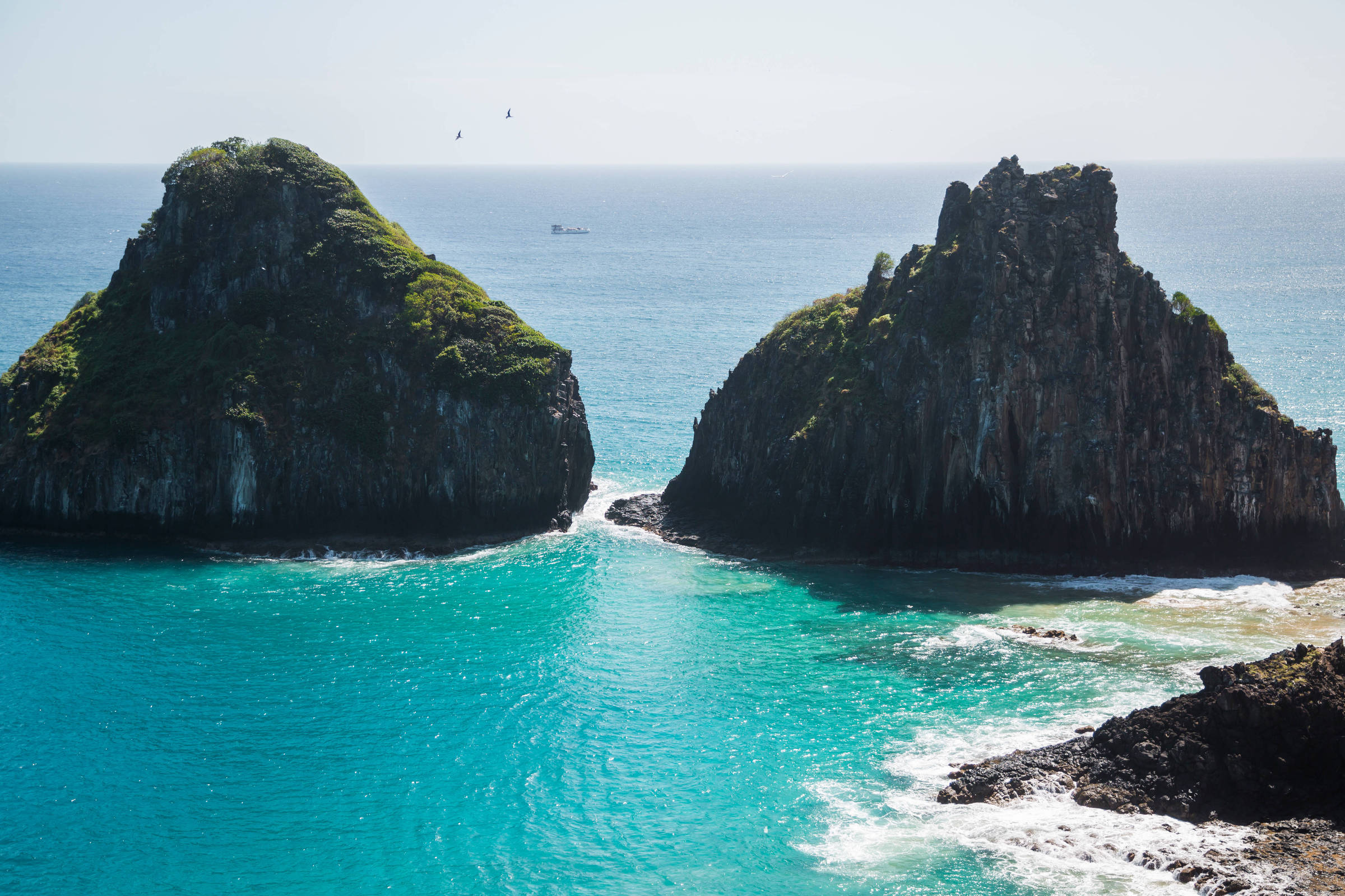 Turistas invadem área em Fernando de Noronha para tirar fotos; multa pode chegar a R$ 10mil