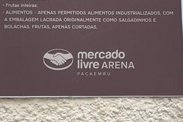 placa na porta do Pacaembu com 039;Mercado Livre039; muito maior que quot;Pacaembuquot;