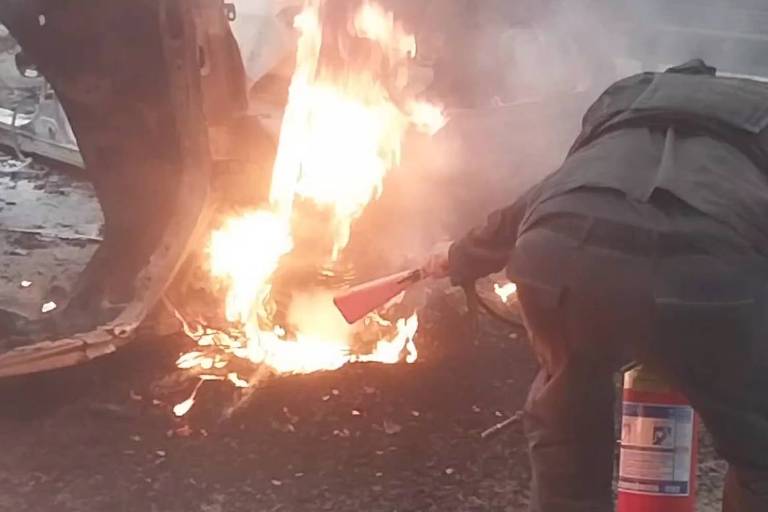 PM tenta apagar barricada no Alemão