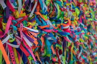 Fitinhas do Senhor do Bonfim, amarradas ao portão da Basílica do Senhor do Bonfim, em Salvador