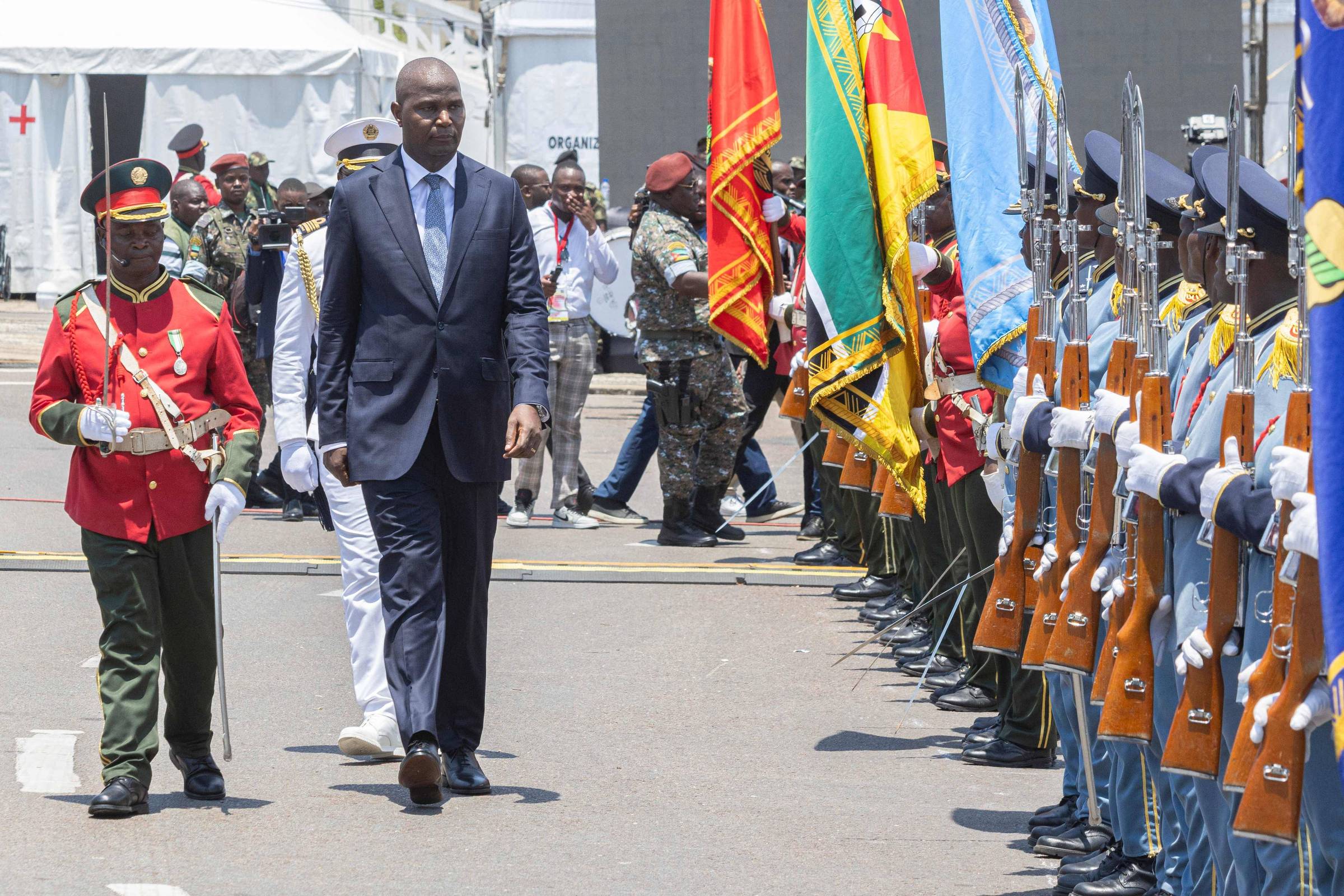 Presidente de Moçambique toma posse sem dar ponto final a crise no país