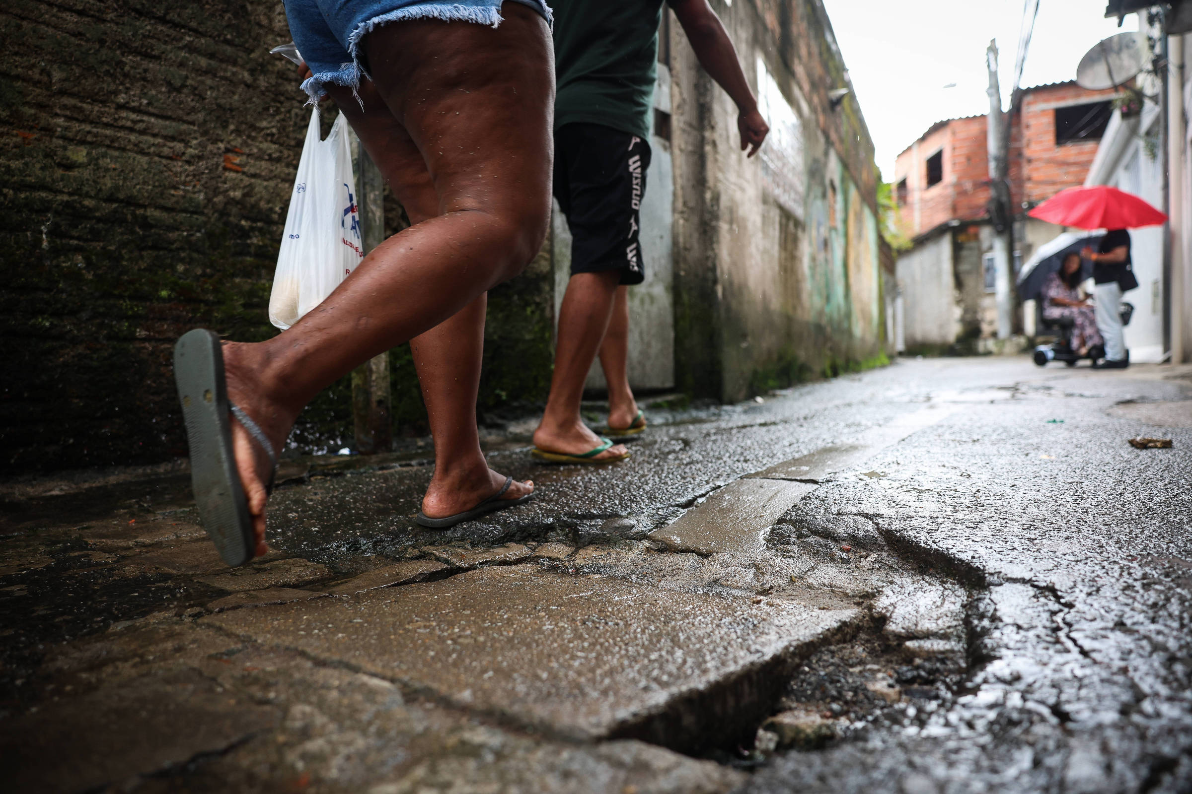 População em favelas de Santos (SP) luta contra efeitos das chuvas e pede saneamento