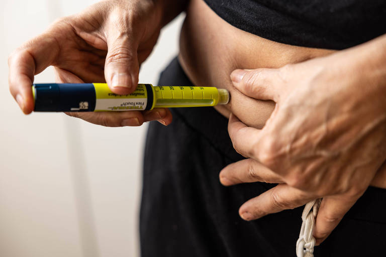 Pessoa aplica insulina na barriga. O medicamento da foto é Tresiba， utilizada para o tratamento de diabetes. 