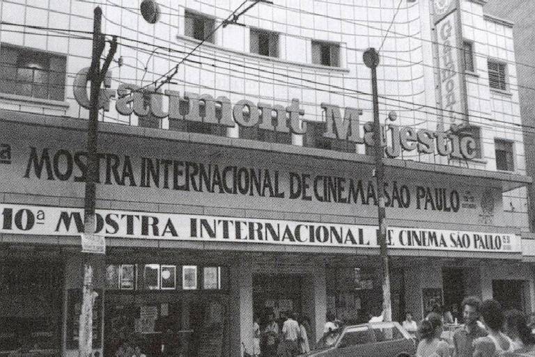 Fachada do Gaumont Majestic, na rua Augusta, em atividade no fim dos anos 1980