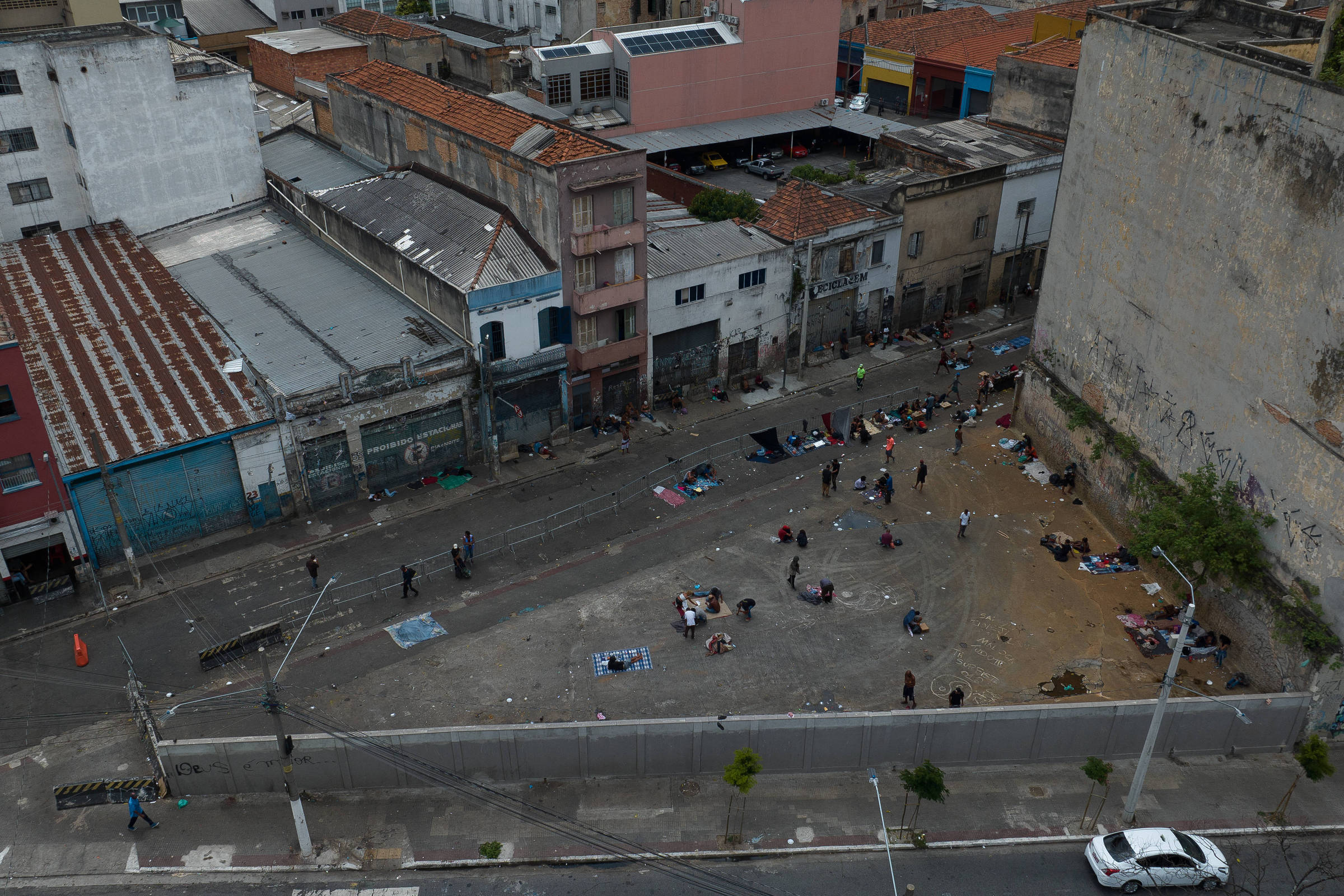 Parlamentares do PSOL acionam Moraes por muro da Prefeitura na cracolândia