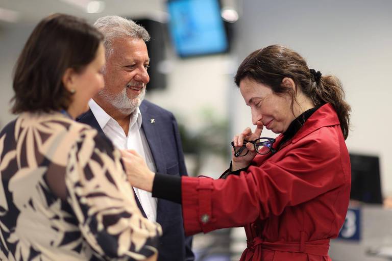 O presidente da Caixa， Carlos Vieira， lança agência Estela Chaves ao lado de Marisol Teresa Chaves Romarís， cônsul-geral-adjunta do Brasil em Nova York， filha de ex-funcionária do banco