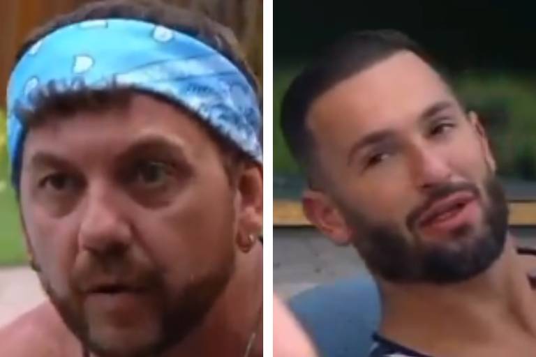 A imagem mostra dois homens em um ambiente externo. O homem à esquerda tem cabelo curto e usa uma bandana azul. Ele parece estar em uma expressão séria. O homem à direita tem cabelo curto e barba bem aparada, e está sentado, parecendo relaxado e sorrindo levemente. O fundo é desfocado, mas sugere um ambiente ao ar livre.