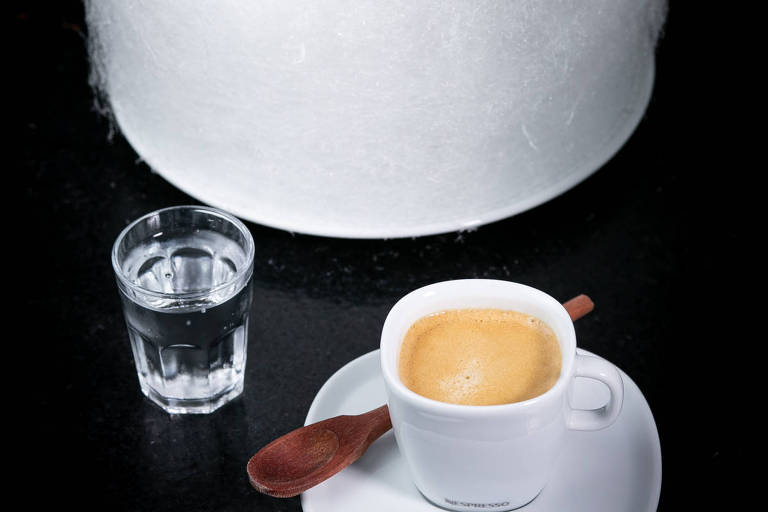 Café com algodão doce servido restaurante