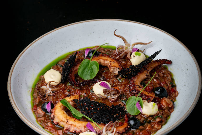 Arroz de polvo com tinta do molusco e maionese de limão-siciliano