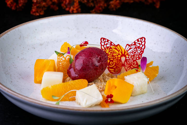 Sobremesa com mix de frutas amarelas com sorbet de frutas vermelhas