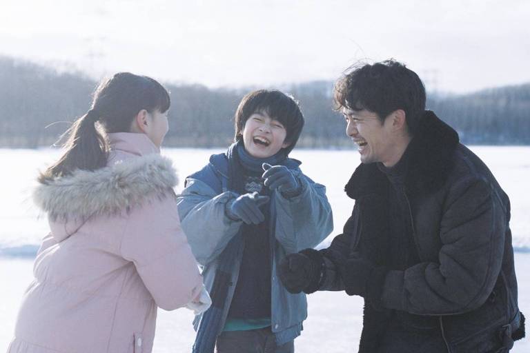 Keitatsu Koshiyama， Kiara Takanashi e Sosuke Ikematsu em cena do filme 039;Sol de Inverno039;， de Hiroshi Okuyama