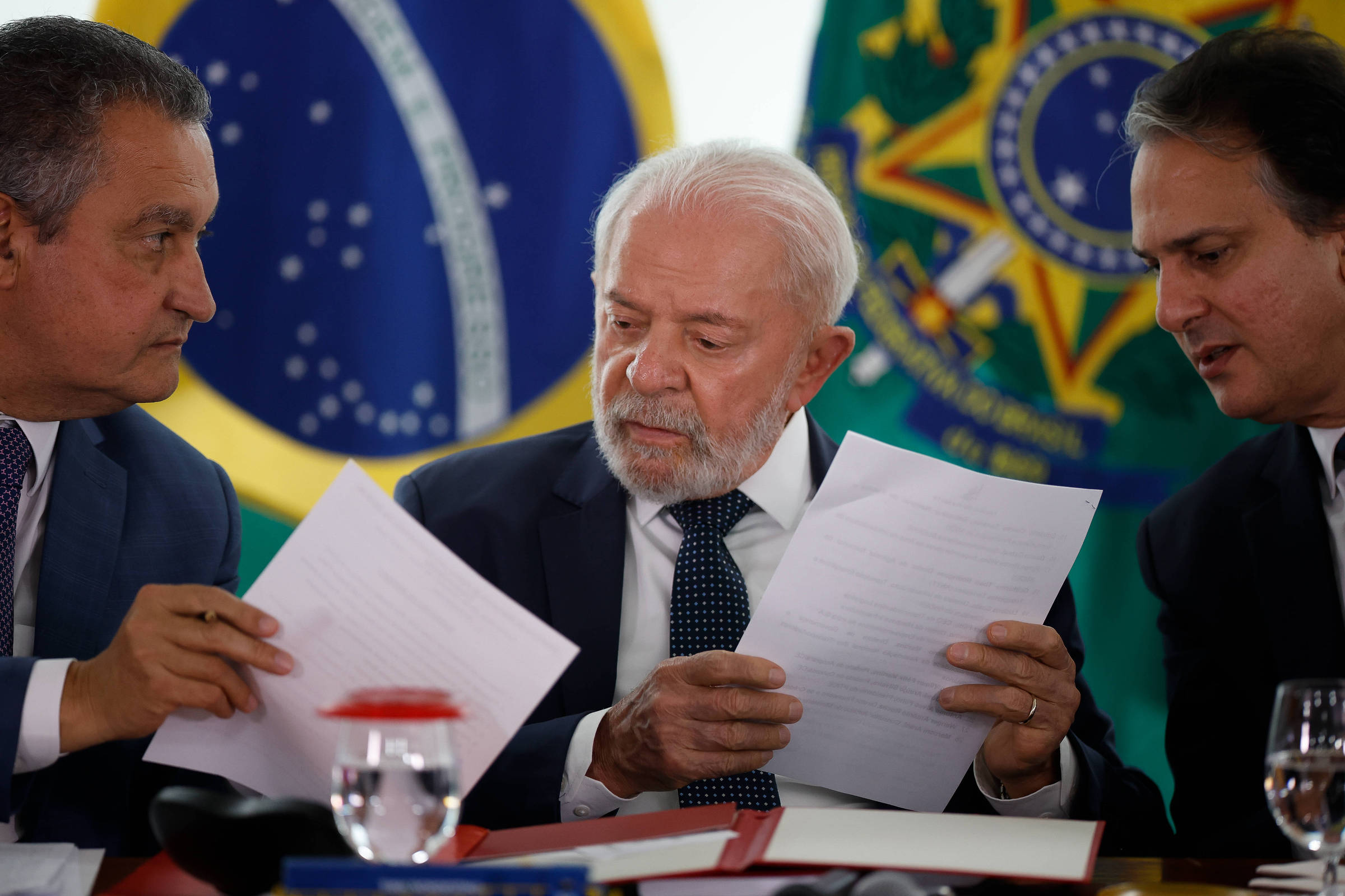 Lula interrompe férias de ministros para fazer reunião de governo