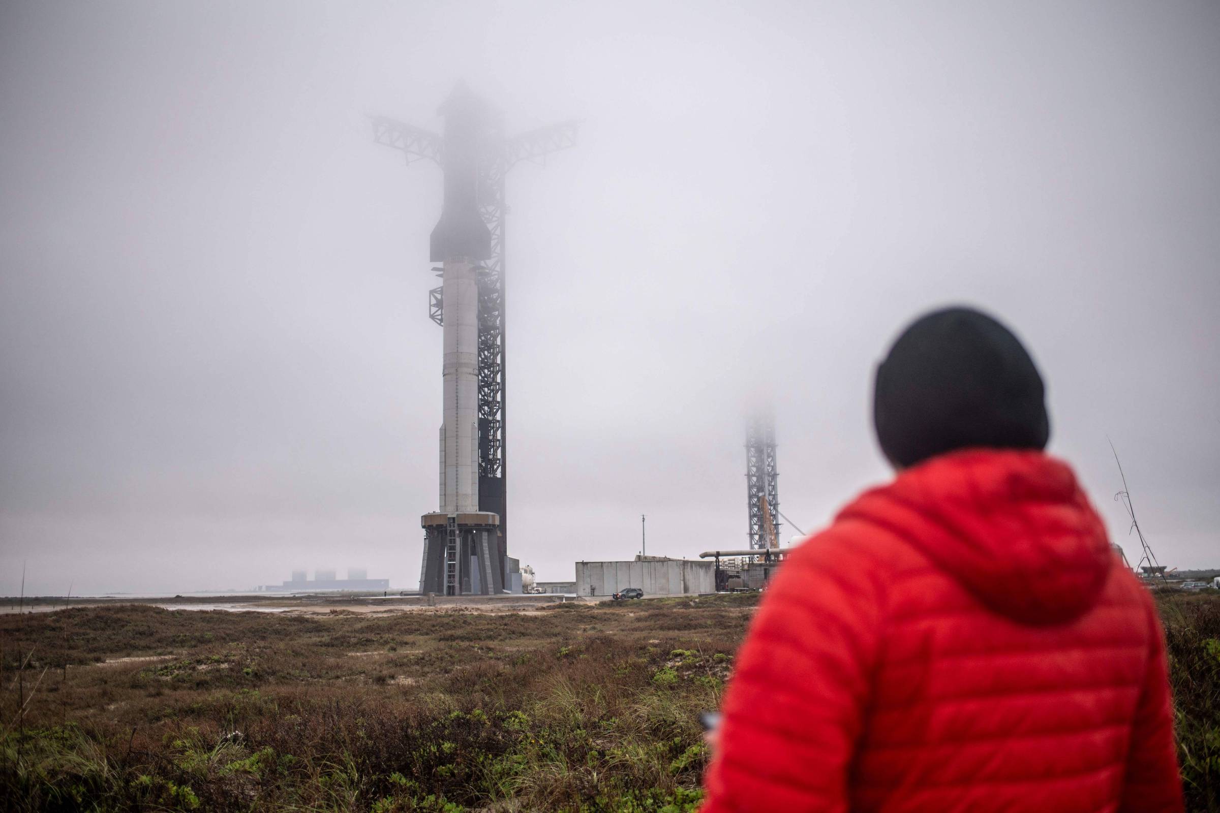 Em 7º teste, SpaceX captura 1º estágio do Starship com braços robóticos