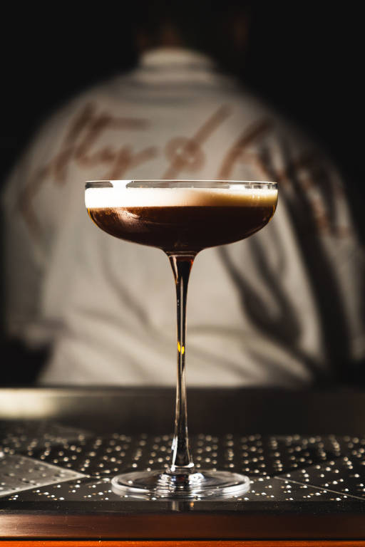 Drinque com rum, cold brew, cacau e mascarpoe do bar Fifty Fifty