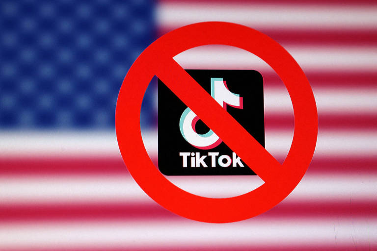 A imagem apresenta a bandeira dos Estados Unidos ao fundo， com um símbolo de proibição em vermelho sobre o logotipo do TikTok， que é um ícone preto e branco. O símbolo de proibição é um círculo vermelho com uma linha diagonal cruzando o logotipo.