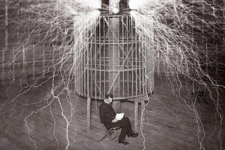 Nikola Tesla sentado em seu laboratório no Colorado Springs