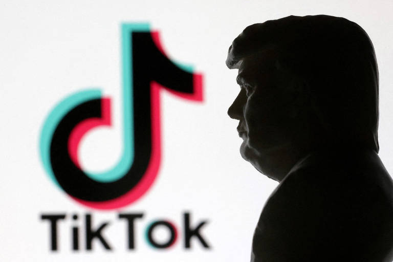 A imagem mostra a silhueta de uma pessoa em perfil， o presidente eleito Donald Trump， com o logotipo do TikTok em destaque ao lado. O logotipo é composto por um símbolo de nota musical em cores preto， vermelho e azul， com a palavra 039;TikTok039; escrita em letras pretas. O fundo é claro， destacando a silhueta e o logotipo.