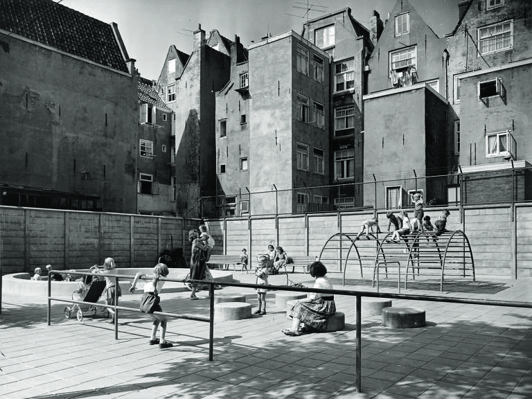 Playgrounds projetados por Aldo van Eyck， ruas Buskenblasersstraat e Laagte Kadijk， em Amsterdã