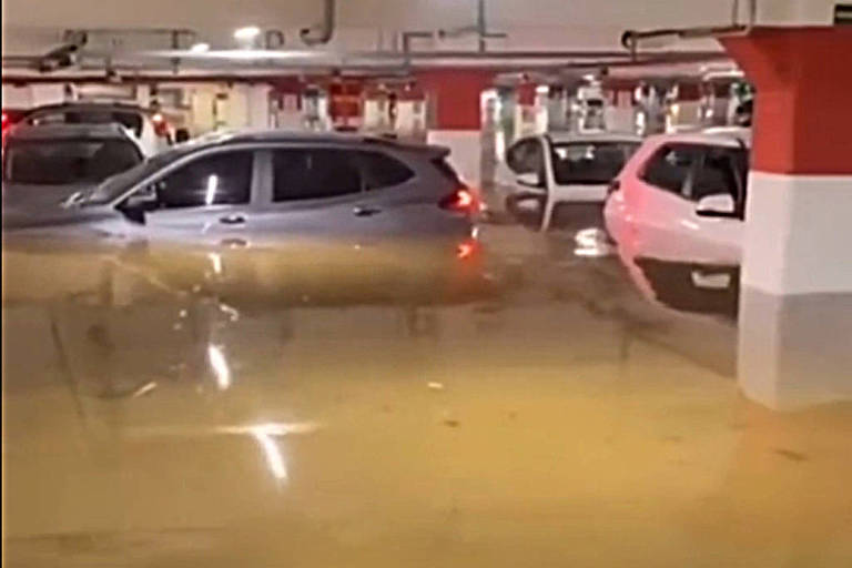 Estacionamento do supermercado Angeloni Beira-Mar， em Florianópolis， coberto d039;água