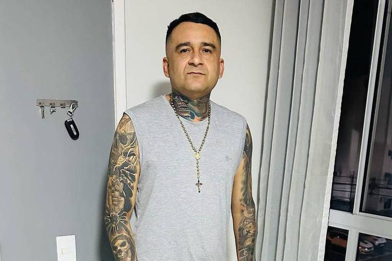 Homem de pele clara e todo tatuado