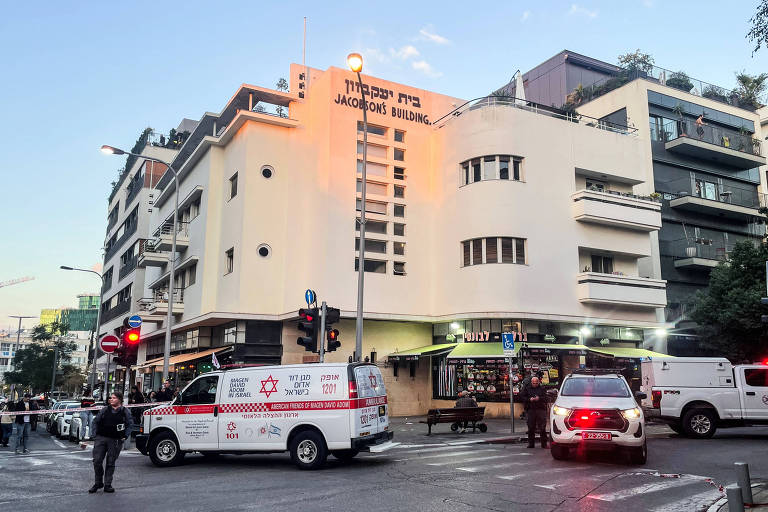 Equipe de segurança israelense e veículos de resposta a emergências se reúnem no local de um suposto ataque em Tel Aviv