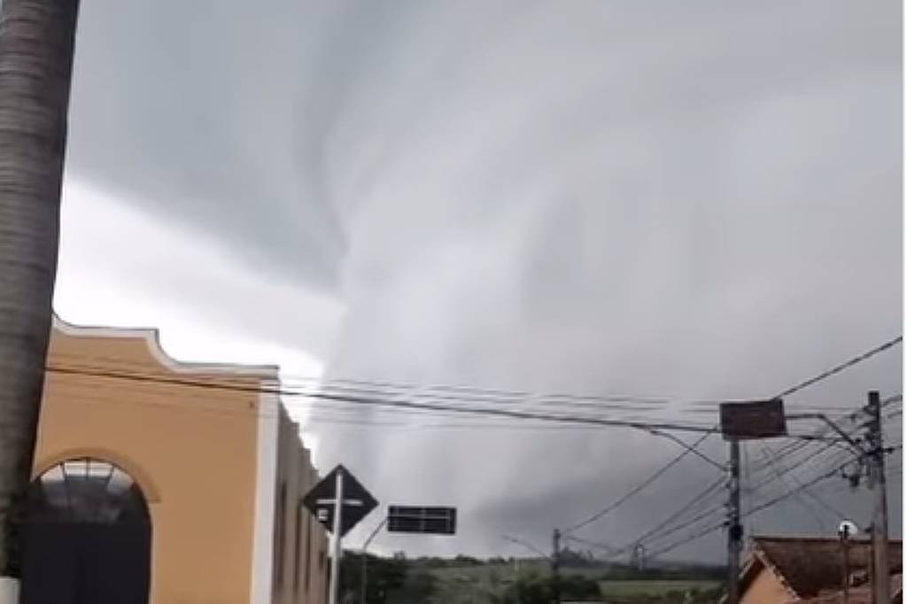 Nuvem gigante cobre o céu de Sorocaba (SP)