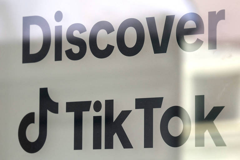 A imagem mostra um anúncio com as palavras 'Discover TikTok' em letras grandes e em negrito. O logotipo do TikTok, que consiste em uma nota musical estilizada, está presente ao lado do texto.