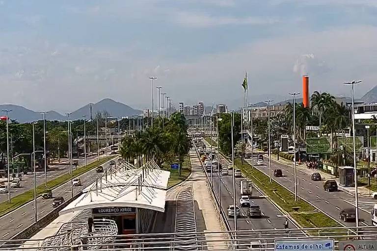 Imagem mostra trânsito na avenida Ayrton Senna， na altura do hospital Lourenço Jorge， na Barra da Tijuca， no Rio de Janeiro， neste sábado (18)