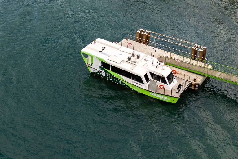 Vista do Aquabus，  sistema de transporte hidroviário da cidade de Ilhabela. O itinerário inicial inclui os píeres da Praia Grande， Perequê， Engenho D039;Água e Vila (Centro Histórico)