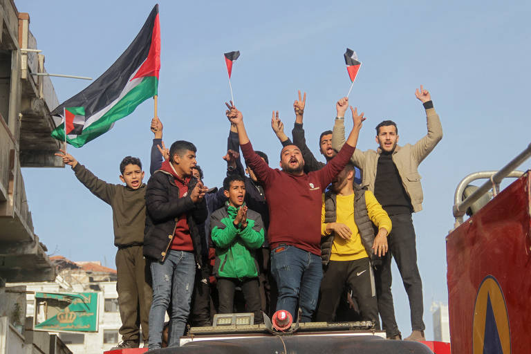 Apesar da demora, as ruas da Cidade de Gaza, no norte, já estavam movimentadas; grupos de palestinos agitavam a bandeira palestina