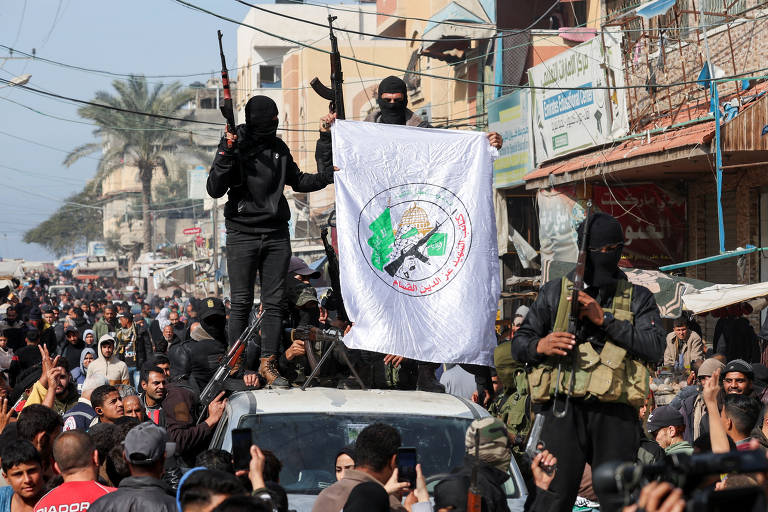 Enquanto isso, na cidade de Khan Yunis, no sul, combatentes armados do Hamas foram saudados com aplausos e cânticos por multidões